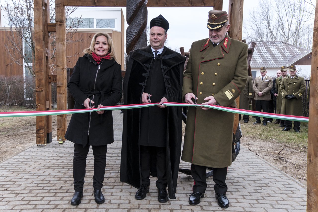 Széles Diána, Hadházi Tamás, Mészáros László emlékmű Debrecen-Bánk 2026 Zelenka