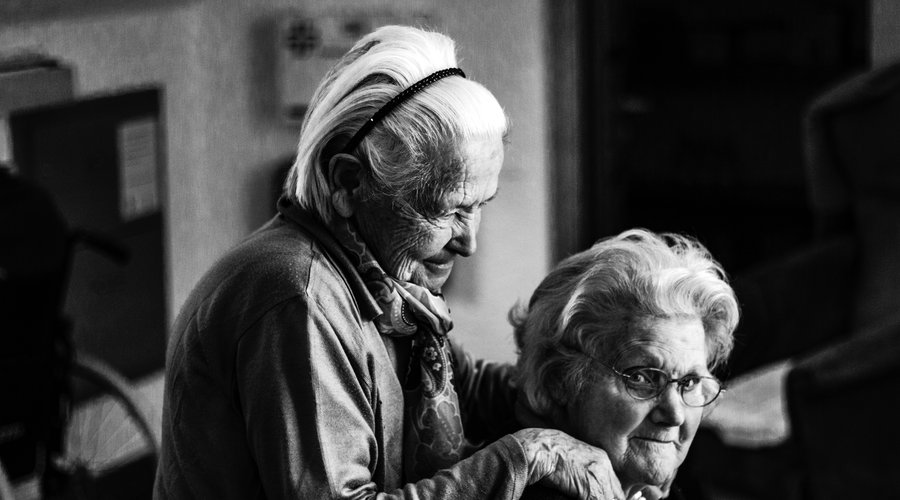 Szeretet, ölelés, barátság, idős - Fotó: Unsplash/Eberhard Grossgasteiger