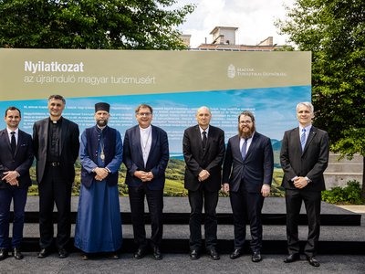Egyházak képviselői a turizmusfejlesztési stratégia aláírásán