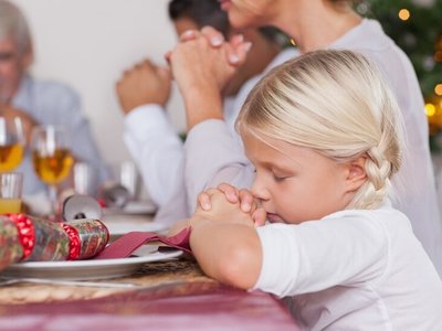 family-saying-grace-before-dinner_13339-167336