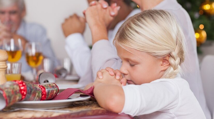 family-saying-grace-before-dinner_13339-167336