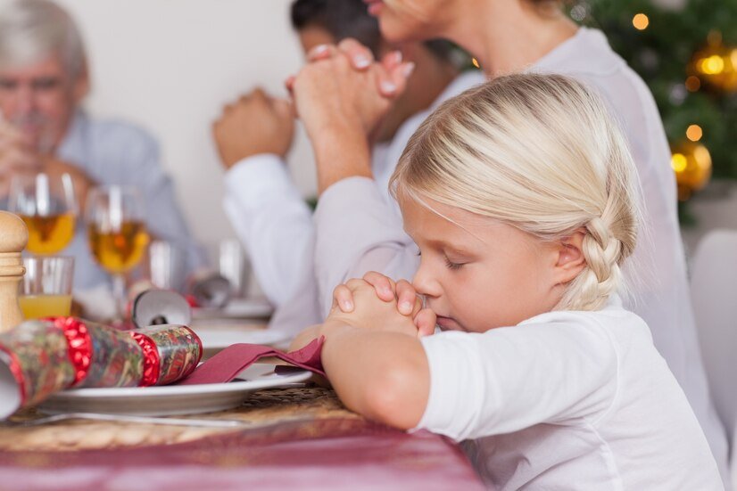 family-saying-grace-before-dinner_13339-167336