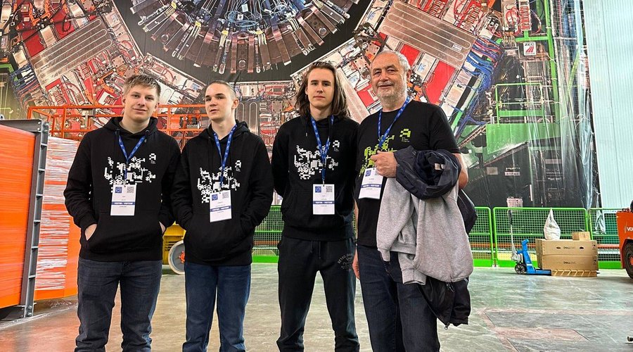 A Gödöllői Református Líceum Gimnázium MTA tanulmányi versenyén győztes csapata a CERN-ben - 2023 március - Fotó: Facebook/MTA Alumni Program