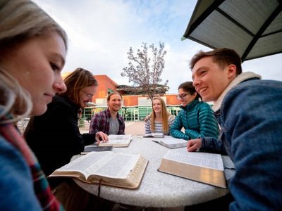 Fiatalok, biblia F: Istock