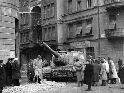 Magyarország, Budapest VIII. Fecske (Lévai Oszkár) utca a Déri Miksa utcai kereszteződésnél. Harcképtelenné tett ISZU-152-es szovjet rohamlöveg. Foró: Fortepan/Zajti Ferenc
