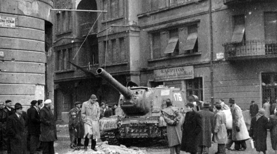 Magyarország, Budapest VIII. Fecske (Lévai Oszkár) utca a Déri Miksa utcai kereszteződésnél. Harcképtelenné tett ISZU-152-es szovjet rohamlöveg. Foró: Fortepan/Zajti Ferenc