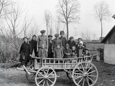 Falusi gyerekek 1953 Fotó:  Fortepan/ Ladinek Viktor