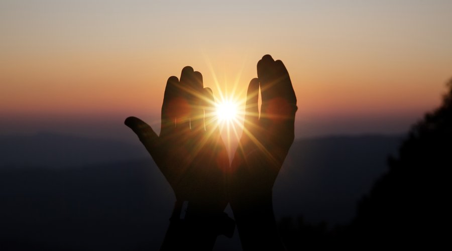 Hála, Nap, kezek , remény - Fotó: Freepik