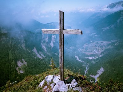 Kereszt a hegyen - Fotó: Unsplash/Hugues de Buyer-Mimeure