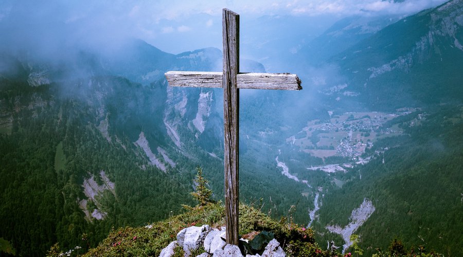 Kereszt a hegyen - Fotó: Unsplash/Hugues de Buyer-Mimeure