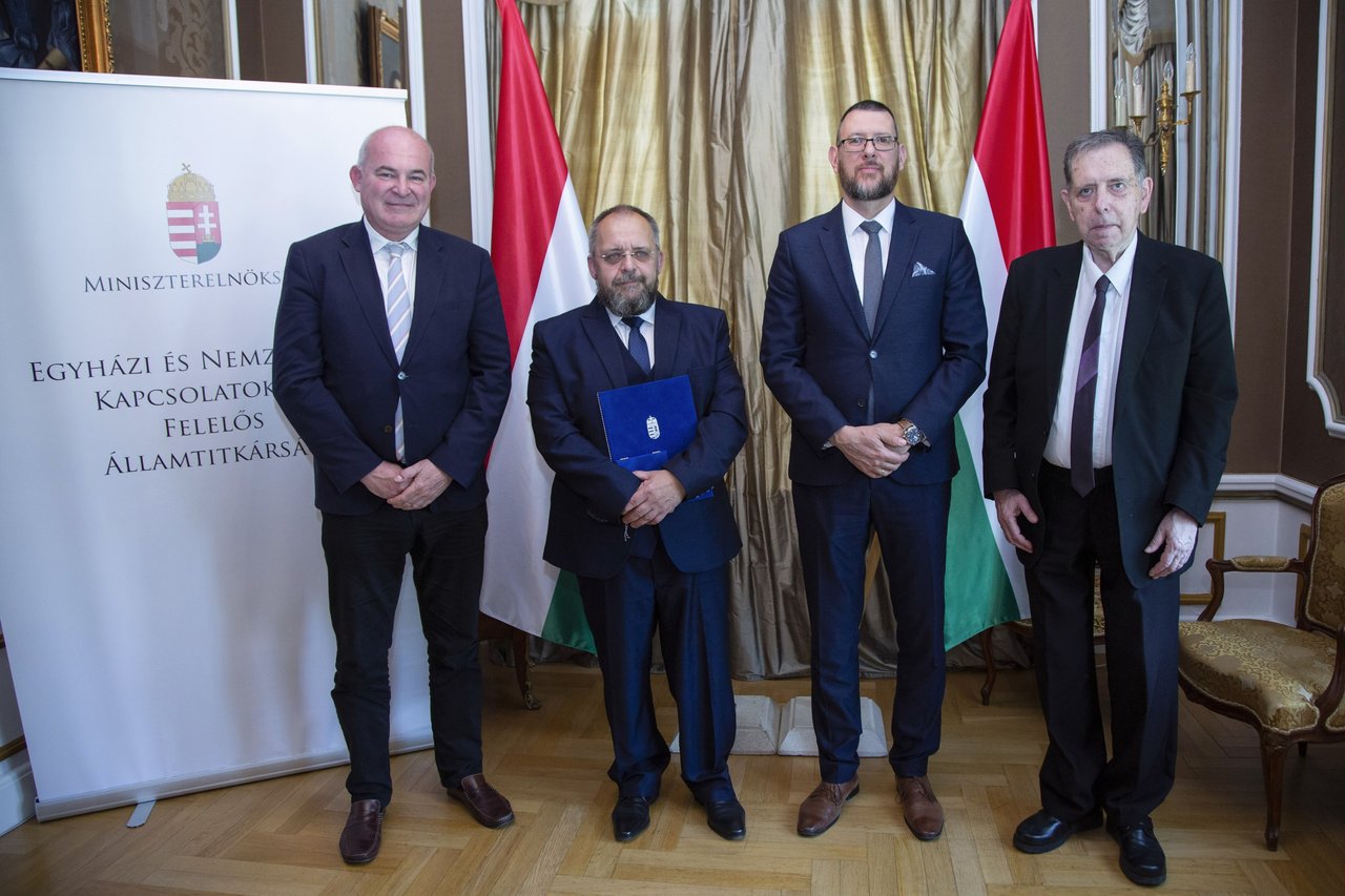 Egeresi László Sándor és az őt ajánló bizottság tagjai. Fotós: Hurta Hajnalka