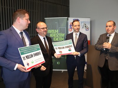 Juhász Márton, Bogdán Szabolcs János, Azbej Tristan és Dénes István az adományokkal - szír földrengés áldozatainak gyűjtött a KRE 2023. május 3. Fotó: KRE