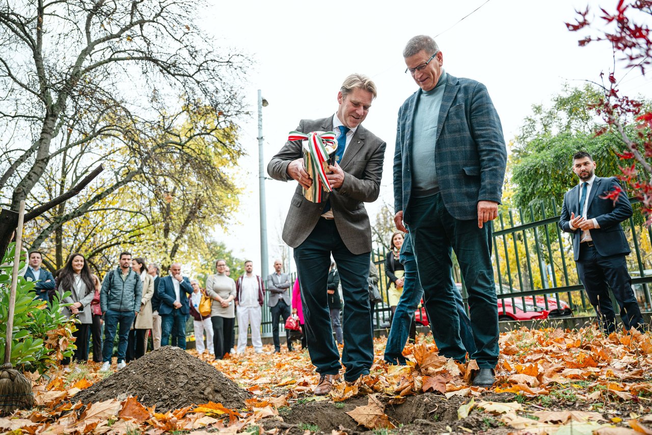 Jórász Zsolt és Velkey György időkapszulát helyez el - Bethesda Sportegészségügyi Központ átadó 2025. november 3. - Fotó: Magyaródi Milán