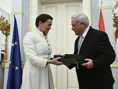 Novák Katalin a Magyar Érdemrend nagykeresztje polgári tagozat kitüntetést adja át Kató Bélának, az Erdélyi református egyházkerület püspökének Budapest, 2024. január 26. Fotó: MTI/Koszticsák Szilárd