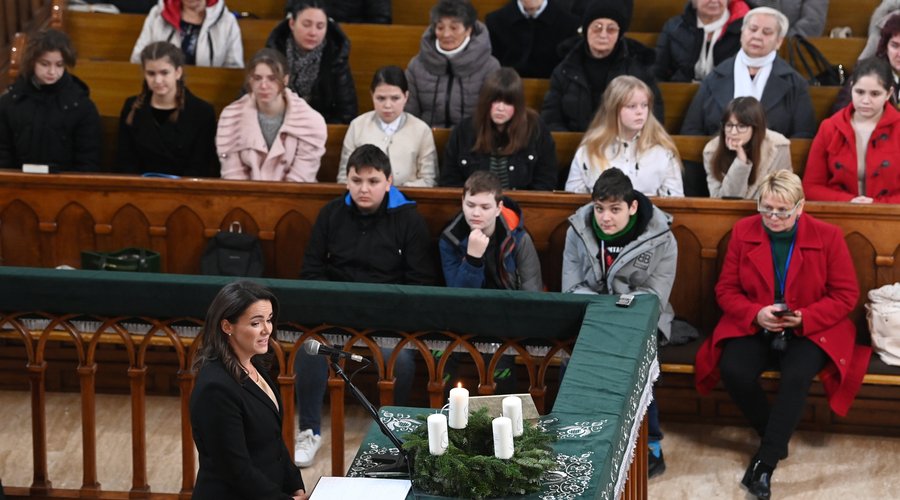 Novák Katalin a beregszászi református templomban 2022. november 27-én Fotó: MTI/Bruzák Noémi
