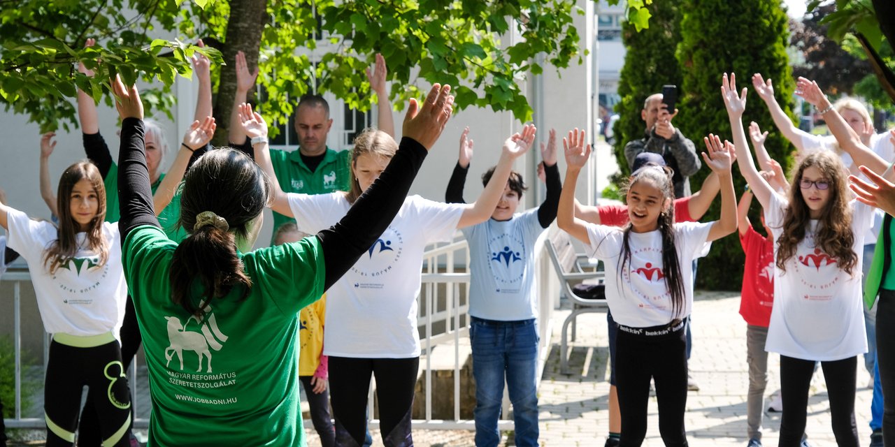 Ózdi flashmob - Szeretethíd 2023 -Fotó:MRSZ