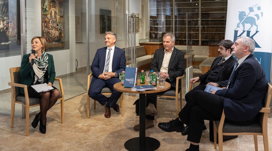 Esztergály Előd könyvbemutatója 205. november 5 - Fotó: Hurta Hajnalka