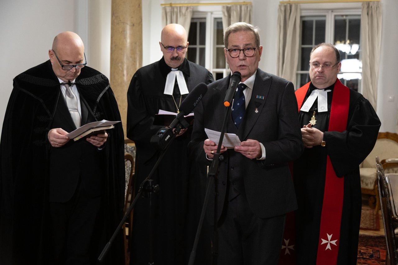 Tomcsányi István vezérlő kommendátor. háttérben: Steinbach József, Kondor Péter evangélikus püspök, Gregersen-Labossa György rendi káplán. A Johannita Rend Magyar Tagozata új központjának átadása 2026. február 11. Fotó: Hurta Hajnalka