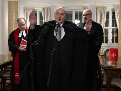 Steinbach József áldát mond. a Háttérben: Gregersen-Labossa György rendi káplán és Kondor Péter evangélikus püspök.A Johannita Rend Magyar Tagozata új központjának átadása 2026. február 11. Fotó: Hurta Hajnalka