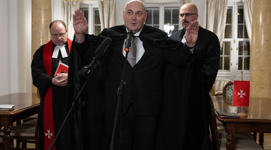 Steinbach József áldát mond. a Háttérben: Gregersen-Labossa György rendi káplán és Kondor Péter evangélikus püspök.A Johannita Rend Magyar Tagozata új központjának átadása 2026. február 11. Fotó: Hurta Hajnalka