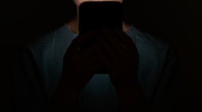 kisgyerek telefonnal