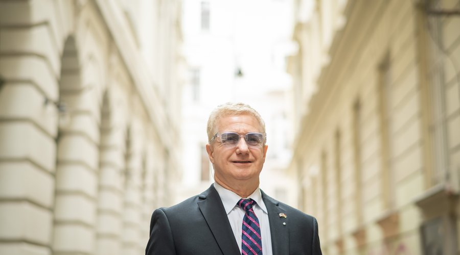 Ronald von Jakó sl03660-5c0b69b7a1