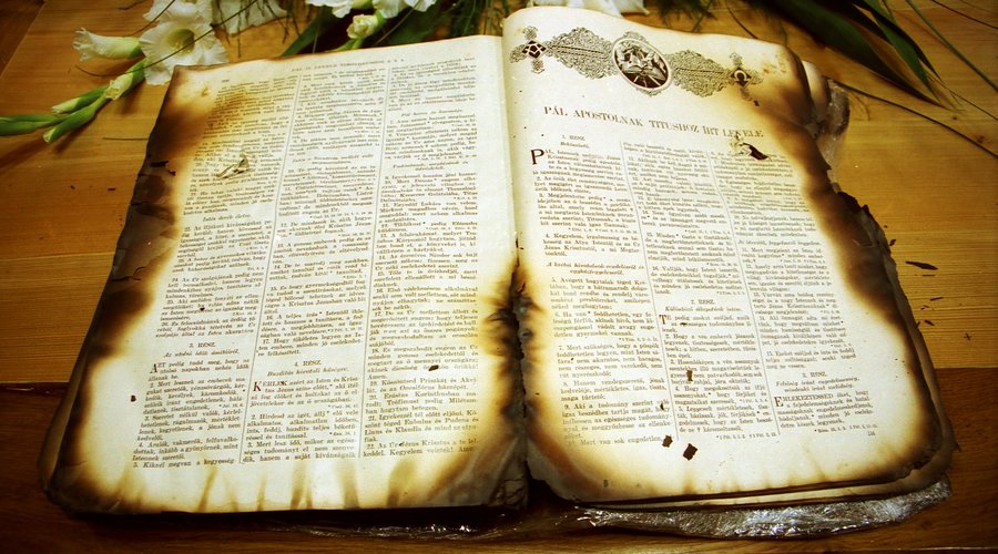 Az 1997-ben leégett miskolci Deszkatemplom tűzben megperzselődött Bibliája Fotó: Nagy Károly Zsolt