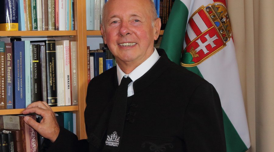 GB szerző fényképe