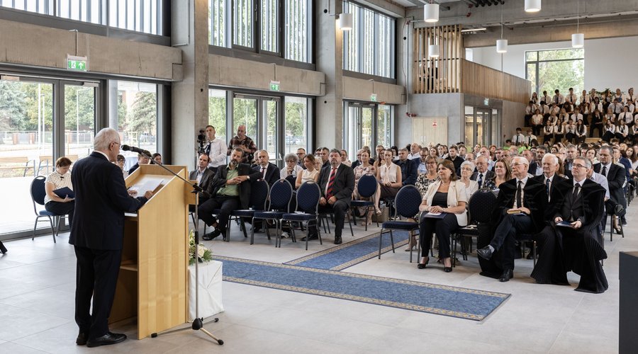 Bernáth Kálmán iskola aula fotó Hurta Hajnalka
