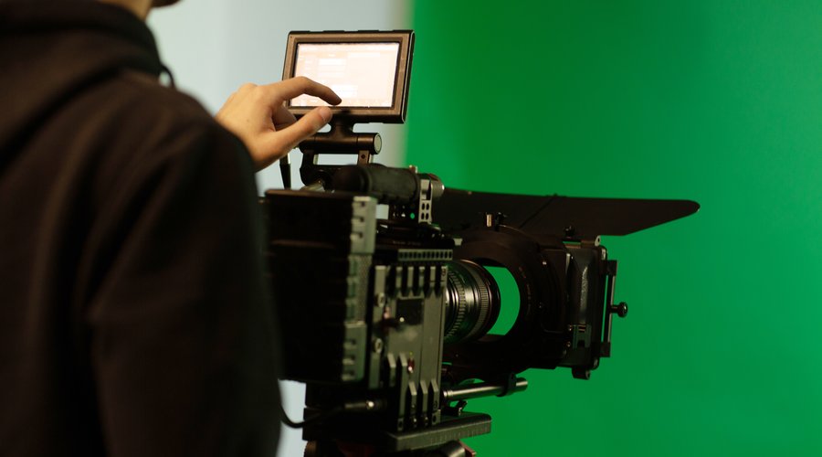 person-touching-display-while-uses-camera-freepik