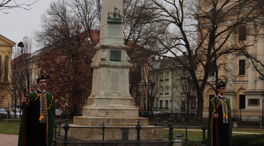 gályarabok emlékoszlopa - Debreceni Református Hittudományi Egyetem