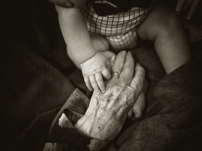 idős fiatal, generációk, öreg, öregség Fotó: Unsplash/Rod Long