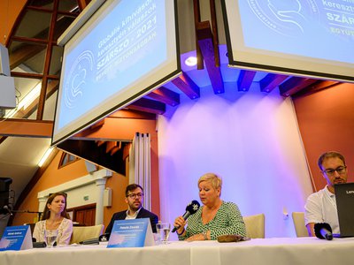Szárszó 2021 Nemi identitás-társadalmi identitás beszélgetés, Ujlaki-Győri Anna, Molnár Ambrus, Fekete Zsuzsa. Fotó: Sebestyén László