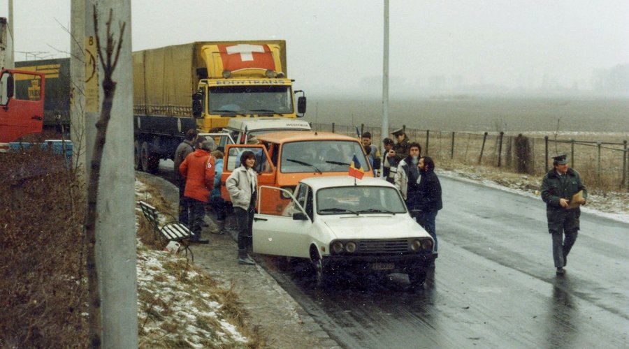 segélyszállítók a román-magyar határon 1989 decemberében - fotó Fortepan-Várhelyi Iván