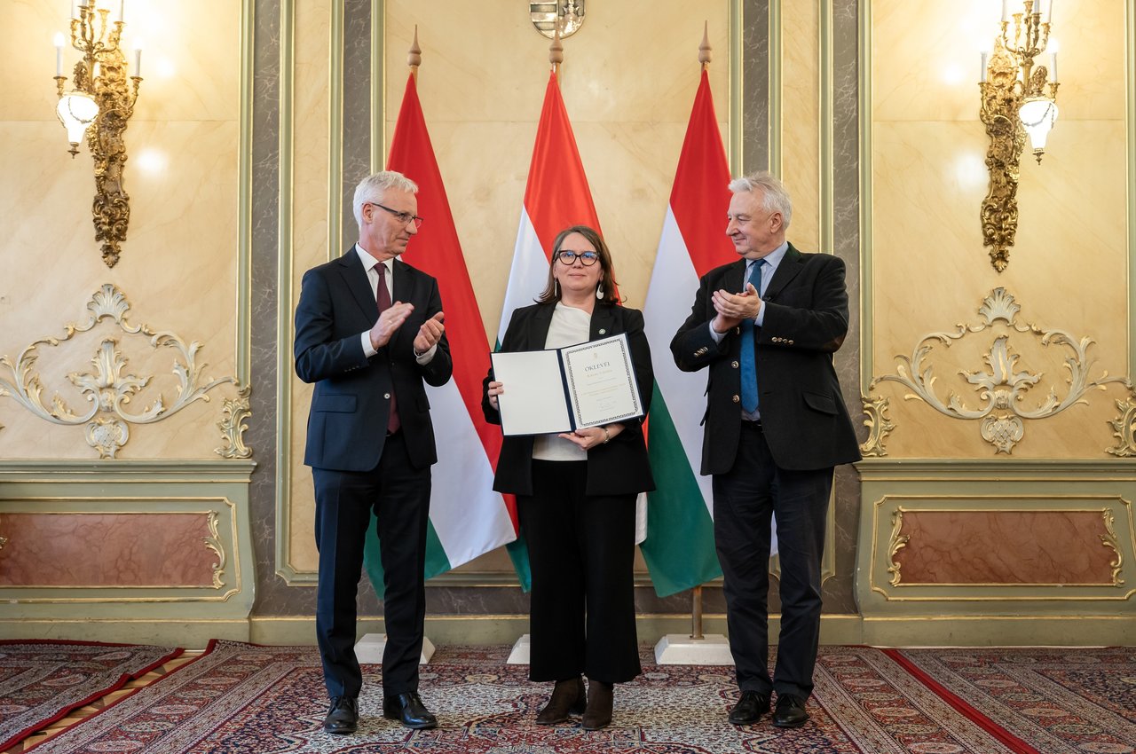 Katona Viktória az elismeréssel