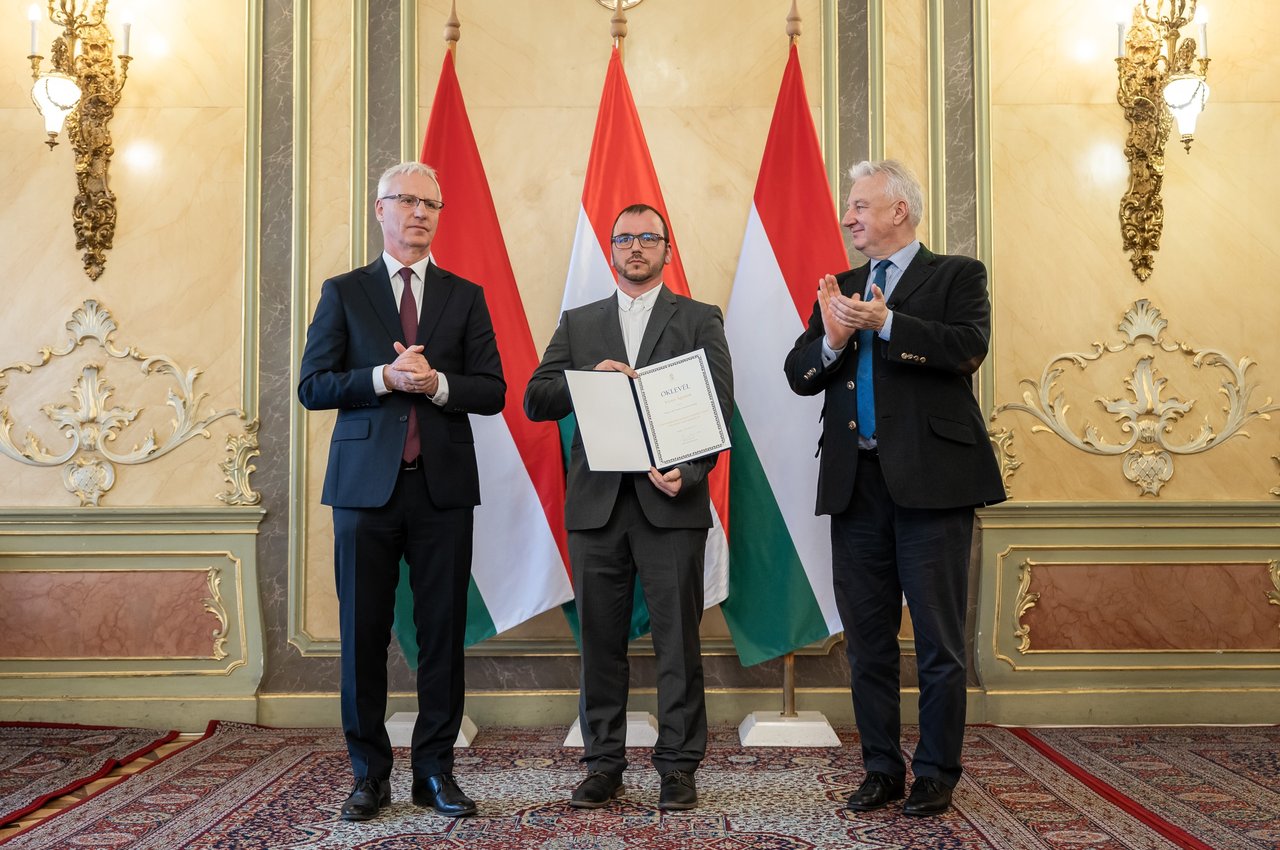 Victor Ágoston az okelvél átvétele után