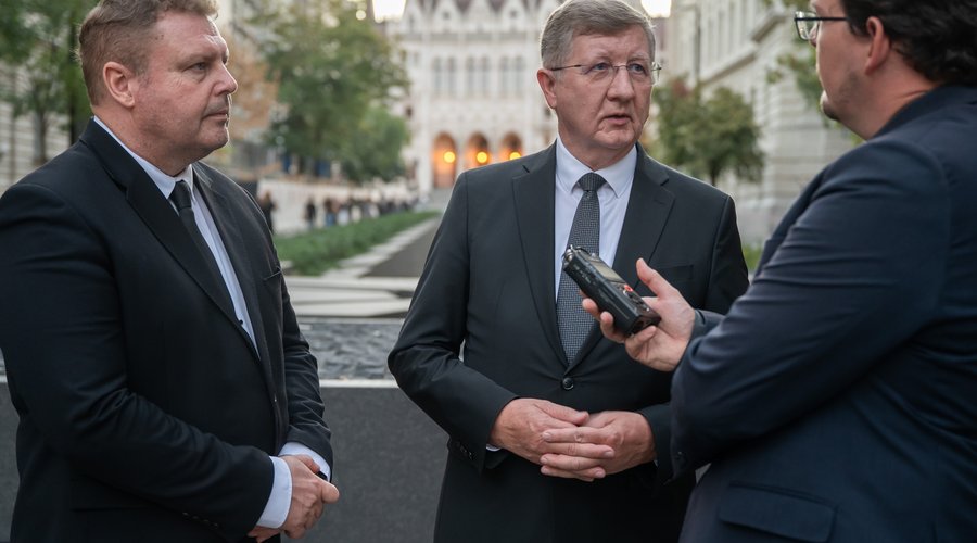 Barna Sándor és Fekete Károly a Miniszterelnökség előtt 2026. szeptember 15. Fotó: Sebestyén László