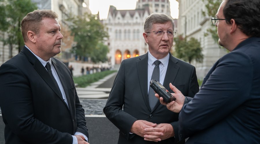 Barna Sándor és Fekete Károly a Miniszterelnökség előtt 2026. szeptember 15. Fotó: Sebestyén László
