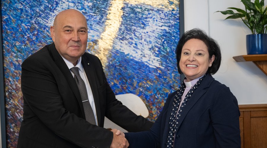 Steinbach József és Najla Kassab leköszönő REV elnök 2025. szeptember 30, Bp, Zsinati székház - Fotó: Sebestyén László