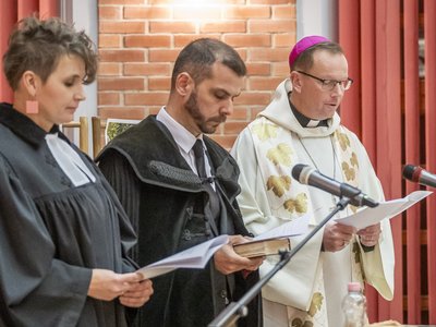 Gombkötő Beáta evangélikus egyetemi lelkész, Hajdú Bálint Kadosa, Fábry Kornél esztergom-budapesti katolikus segédpüspök. Ökumenikus Ifjúsági Imaest. Budapest, MEÖT-székház. 2025. január 23. - Fotó: Sebestyén László
