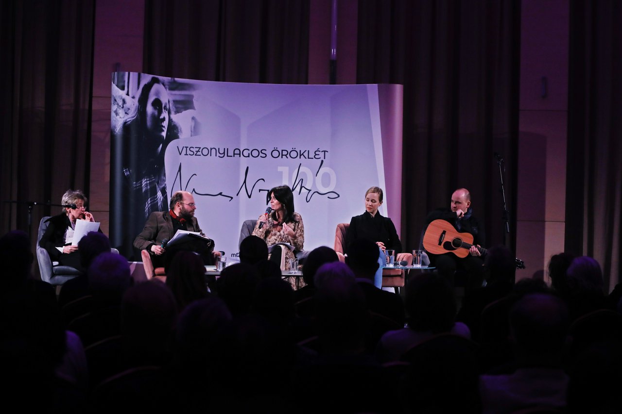 MOM Kulturális Központ. Viszonylagos öröklét - Nemes Nagy Ágnes 100. irodalmi beszélgető-sorozat első eseménye: Kútvölgyi Erzsébet színművész, Géher István László költő, egyetemi docens, Juhász Anna irodalmár, Harcsa Veronika és Gyémánt Bálint zenészek.